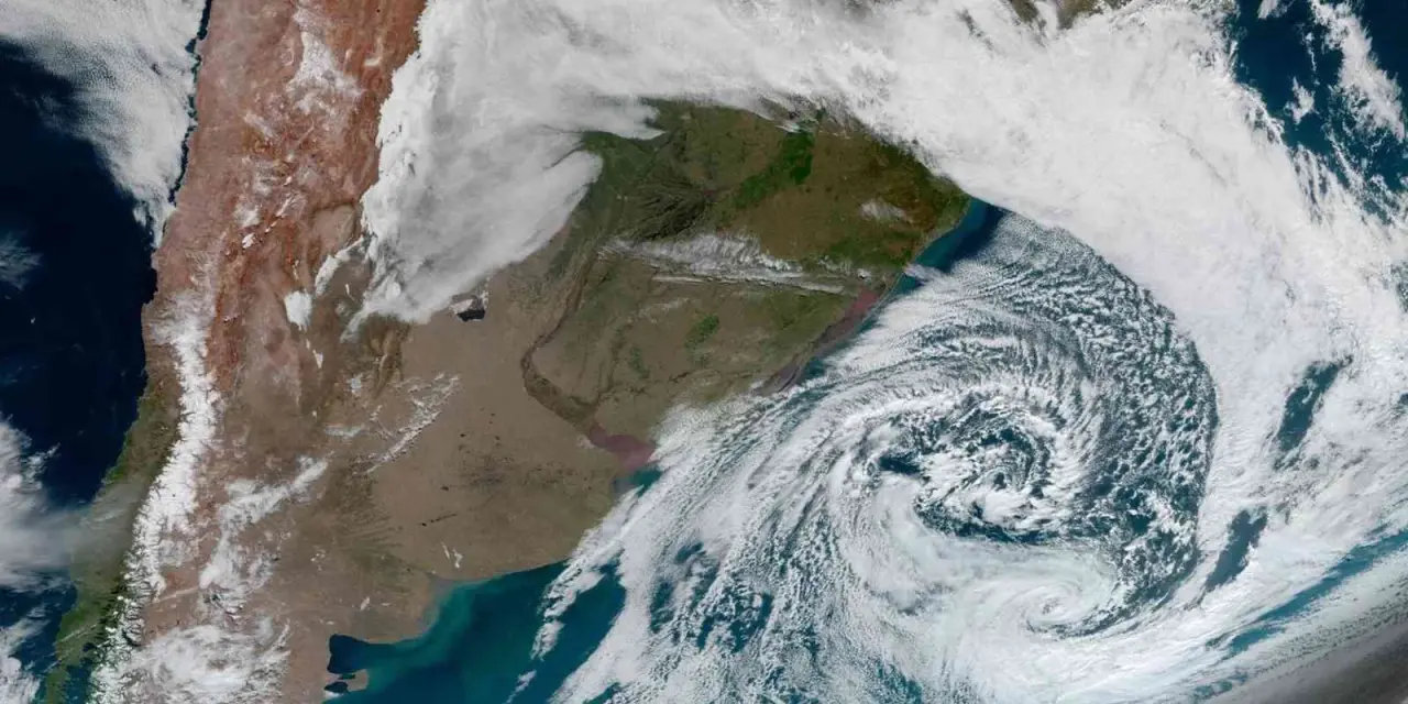 <span class="entry-title-primary">Ciclone traz ar gelado e vai prolongar a intensa onda de frio</span> <h2 class="entry-subtitle">Ciclone a Sudeste do Rio Grande do Sul nesta terça impulsiona ar seco e frio que vai prolongar o período de temperatura baixa </h2>