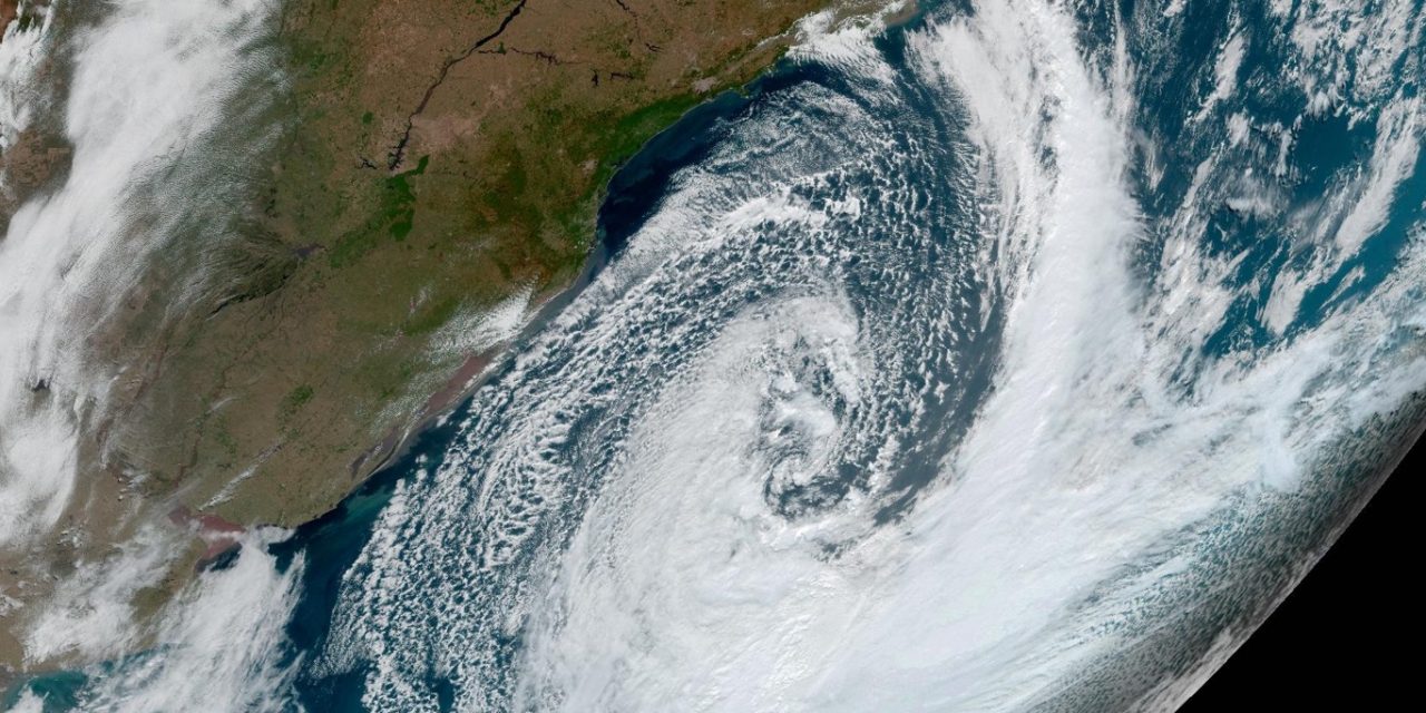 <span class="entry-title-primary">Satélite registra enorme ciclone que impactou o Sul e Sudeste do Brasil</span> <h2 class="entry-subtitle">Ciclone extratropical com dimensão maior que todo o Sul do Brasil atua no Oceano Atlântico e trouxe vento acima de 100 km/h </h2>