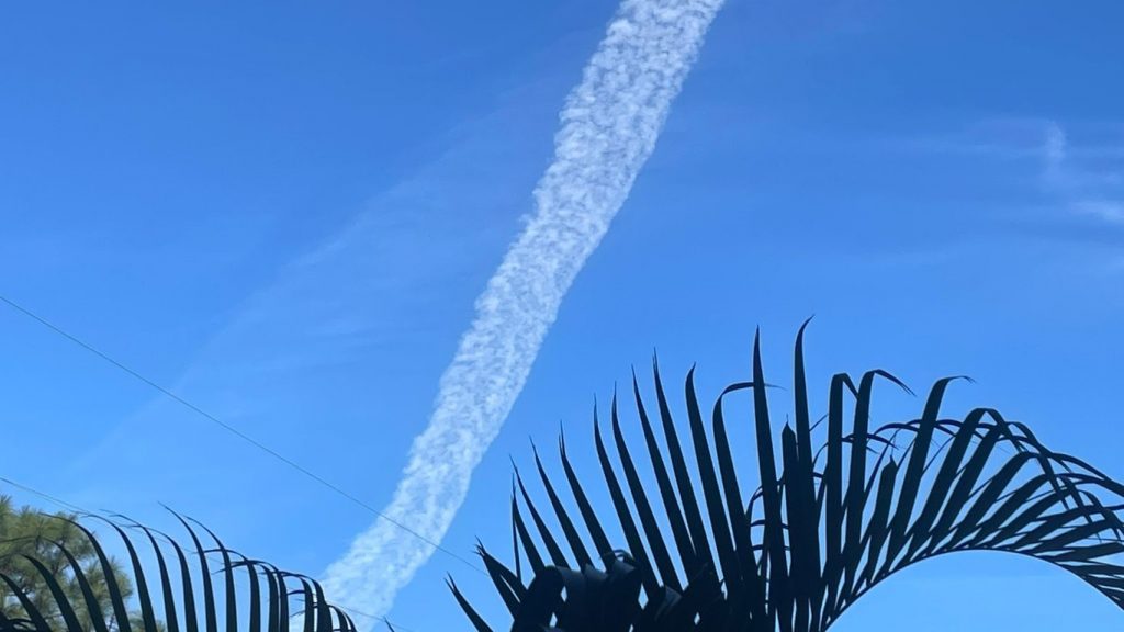 Por que tantas e duradouras trilhas de aviões hoje no céu?