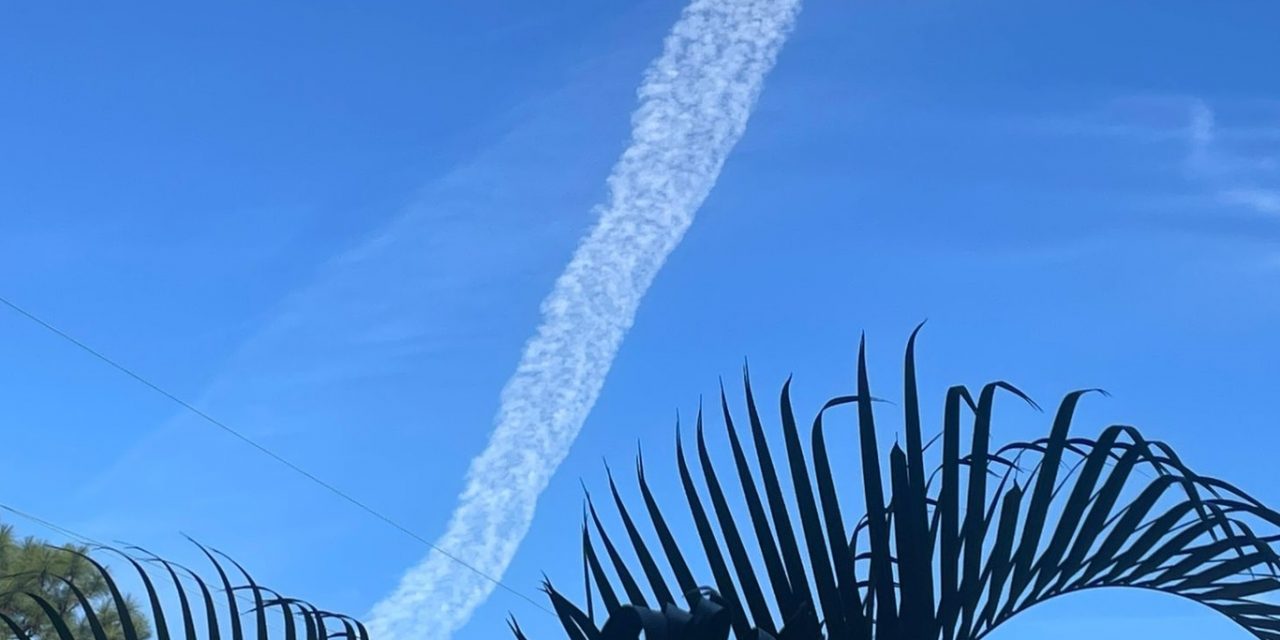 <span class="entry-title-primary">Por que tantas e duradouras trilhas de aviões hoje no céu?</span> <h2 class="entry-subtitle">Entenda as condições atmosféricas absolutamente naturais que favorecem o avistamento das trilhas dos aviões neste sábado </h2>