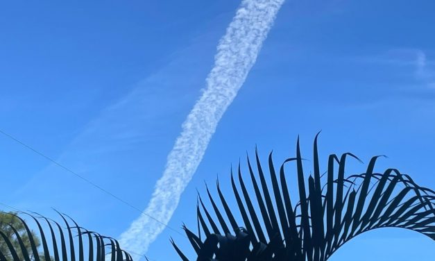 Por que tantas e duradouras trilhas de aviões hoje no céu?