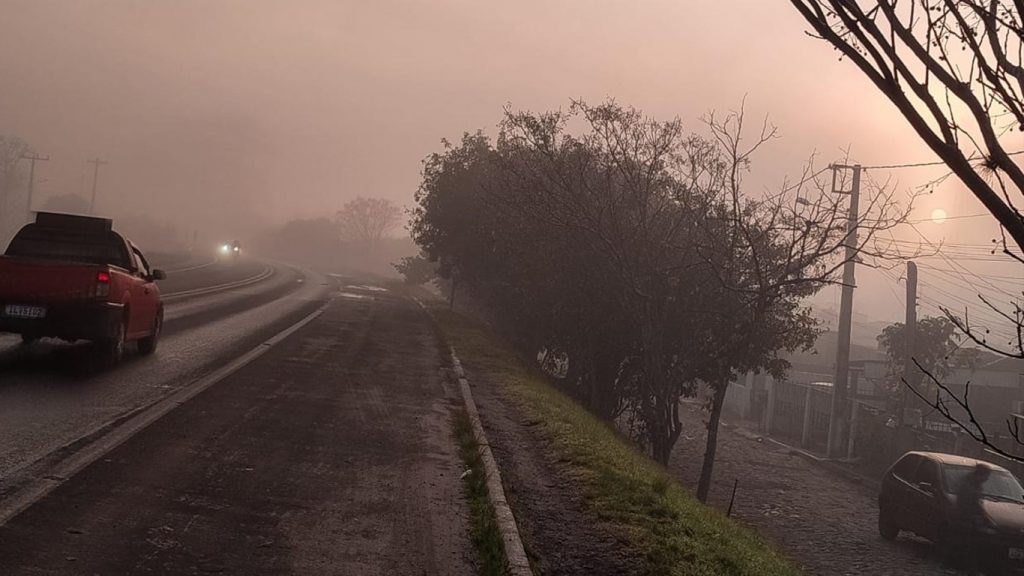Sol, nuvens e nevoeiro após rápida passagem de chuva irregular