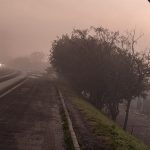 Sol, nuvens e nevoeiro após rápida passagem de chuva irregular