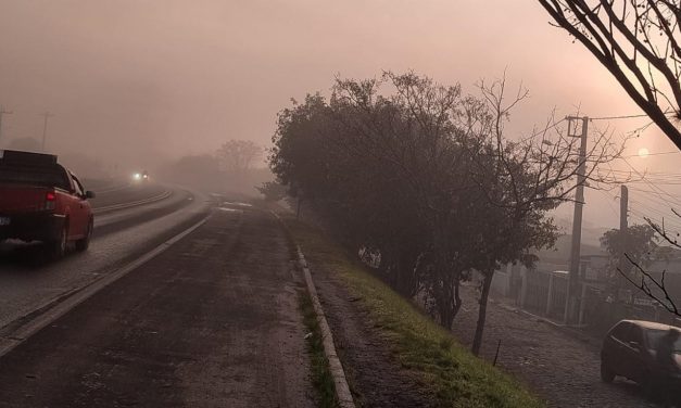 Sol, nuvens e nevoeiro após rápida passagem de chuva irregular