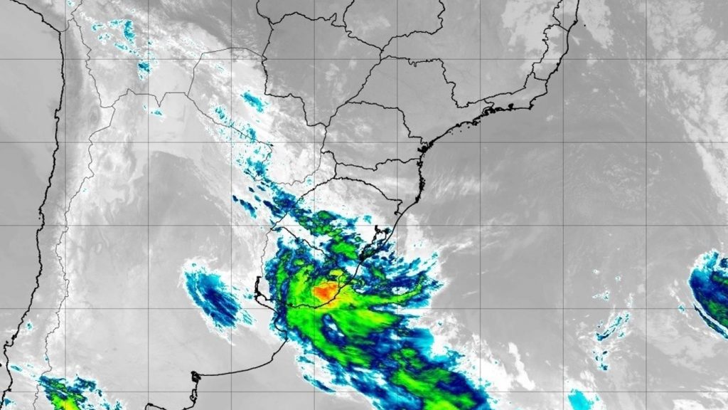 Frente fria já muda o tempo e trará quinta com chuva, vento e frio