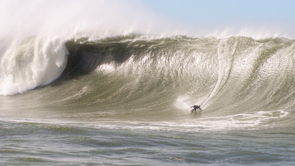 Surfista de ondas grandes encara mar gigante no Sul do Brasil; veja fotos