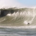 Surfista de ondas grandes encara mar gigante no Sul do Brasil; veja fotos
