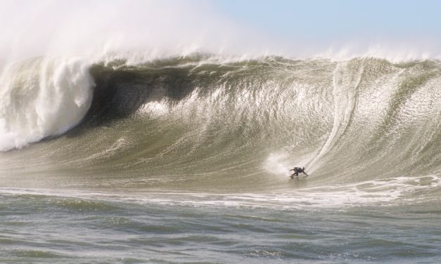 Surfista de ondas grandes encara mar gigante no Sul do Brasil; veja fotos