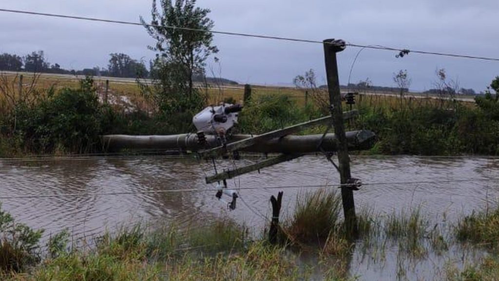 Vento acima de 100 km/h deixa mais de um milhão de gaúchos sem luz