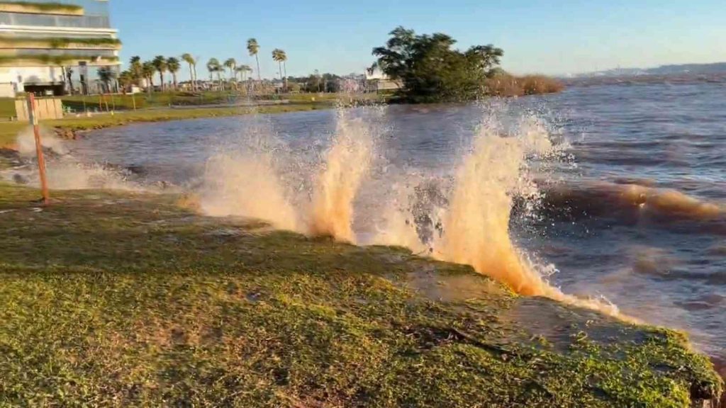 Guaíba sobe em Porto Alegre com chegada de vazão de rios contribuintes