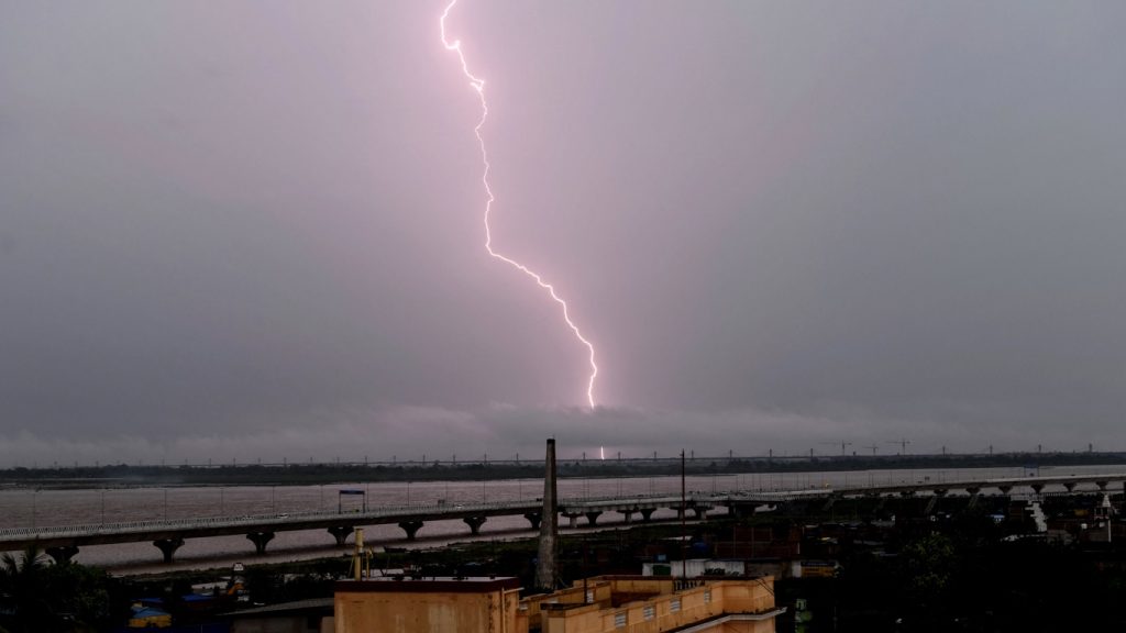 Raios matam 33 pessoas em apenas uma semana nas monções indianas