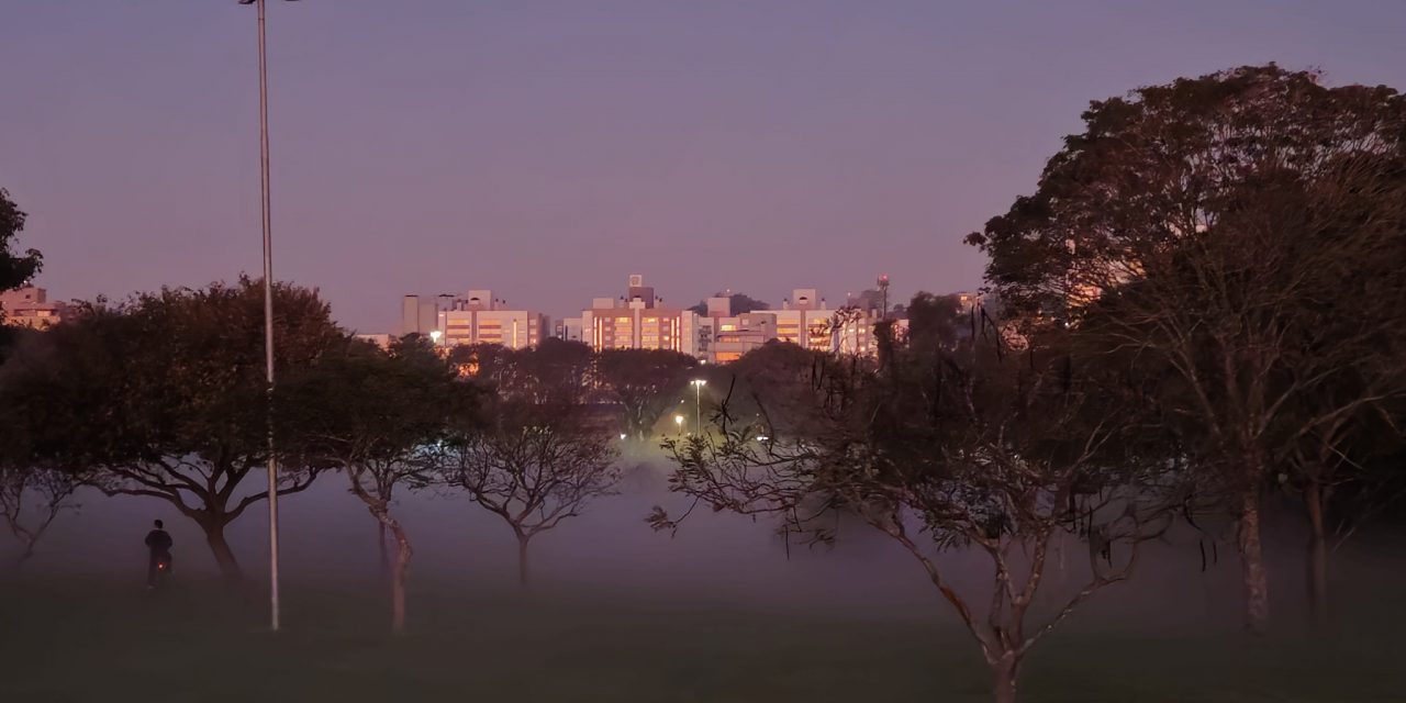 <span  raso chama a atenção no entardecer em parque de Porto Alegre</span> <h2  o que é nevoeiro raso, como é diferente do nevoeiro tradicional e como se dá o seu processo de formação </h2>