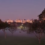 Nevoeiro raso chama a atenção no entardecer em parque de Porto Alegre