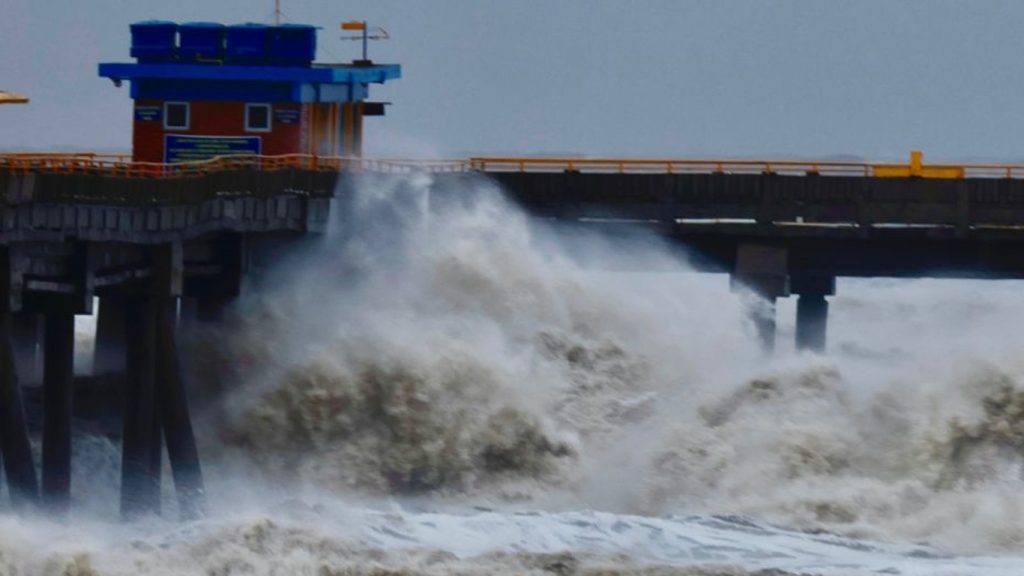 Grande ressaca do mar atinge o litoral com maré de tempestade