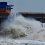 Grande ressaca do mar atinge o litoral com maré de tempestade