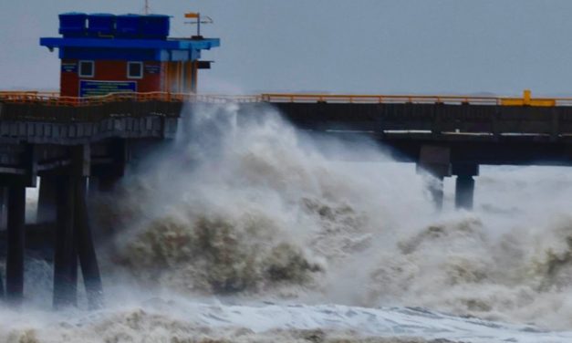 Grande ressaca do mar atinge o litoral com maré de tempestade