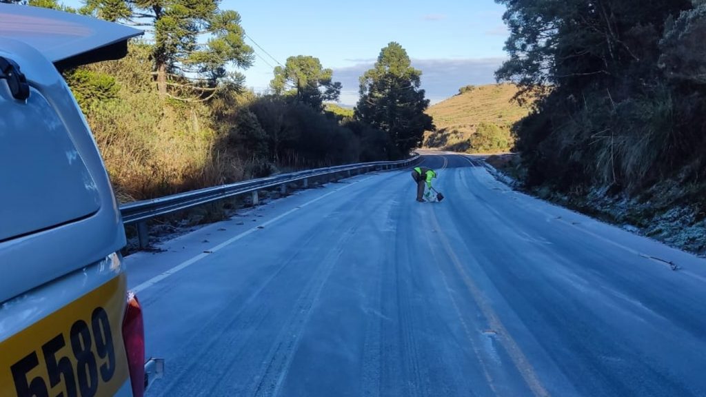 Polícia coloca sal em rodovias catarinenses para evitar acidentes pelo gelo