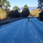 Polícia coloca sal em rodovias catarinenses para evitar acidentes pelo gelo