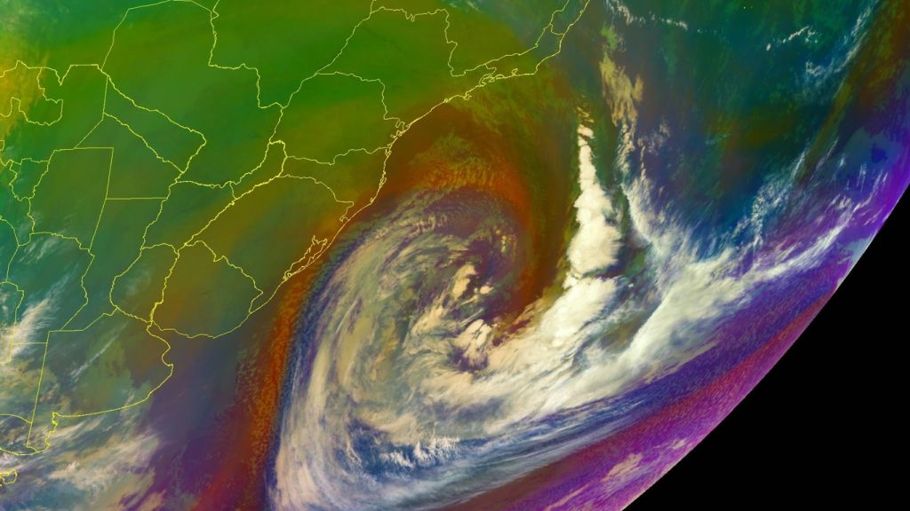 Mesmo mais longe, ciclone ainda causa impactos no Sul e Sudeste