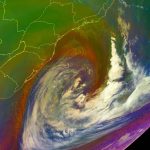 Mesmo mais longe, ciclone ainda causa impactos no Sul e Sudeste