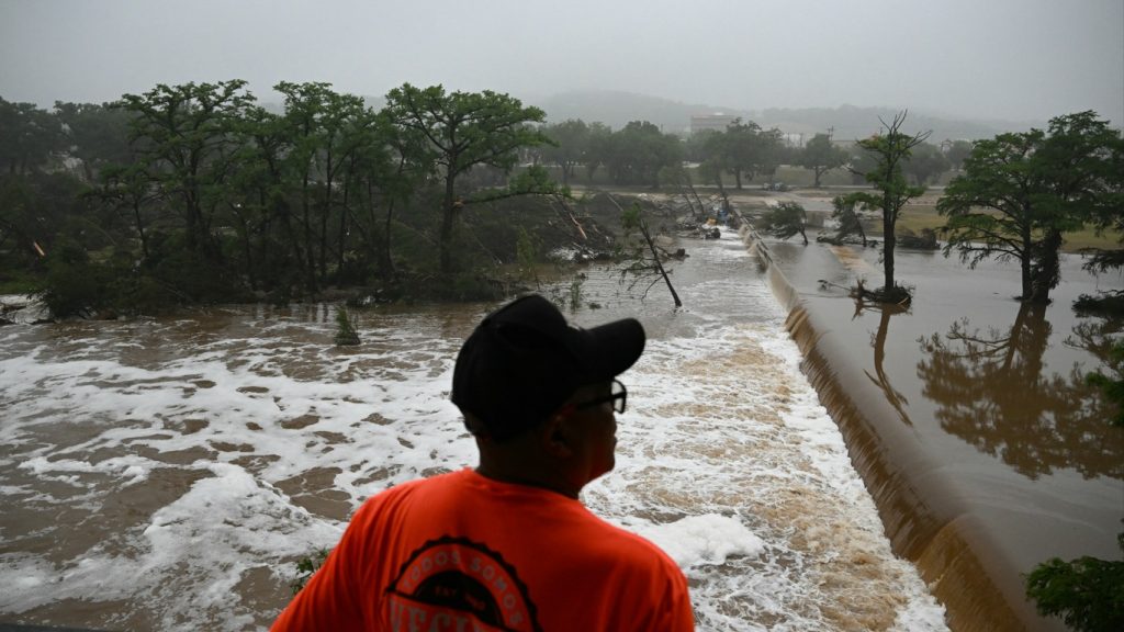 Chuva extrema deixa dezenas de mortos e desaparecidos nos EUA