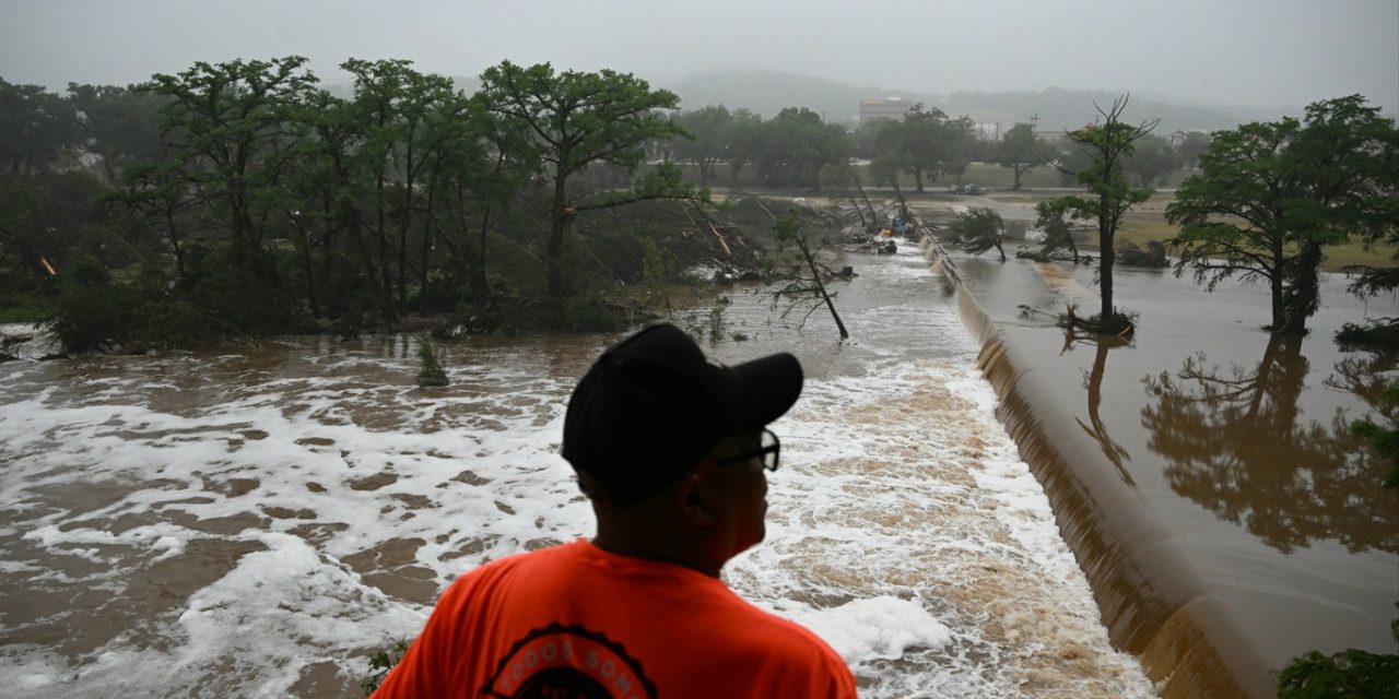 <span class="entry-title-primary">Chuva extrema deixa dezenas de mortos e desaparecidos nos EUA</span> <h2 class="entry-subtitle">Chuva extrema no estado do Texas provocou inundação repentina que atingiu um acampamento com crianças </h2>