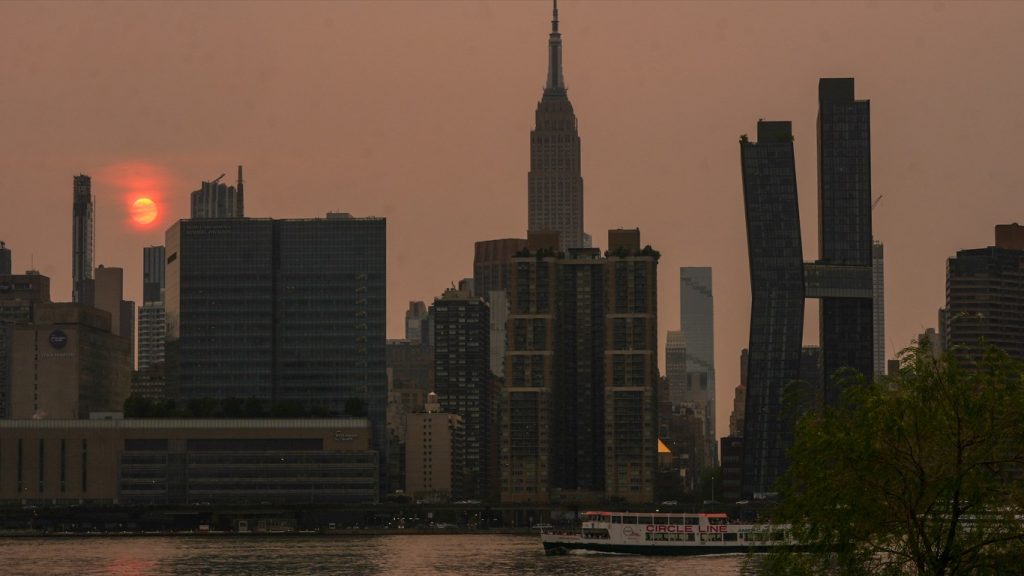 Fumaça de incêndios no Canadá escure cidades nos EUA e alcança Europa