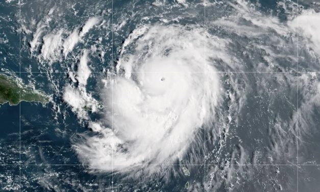 Erin tem intensificação explosiva e vira furacão monstro de categoria 5