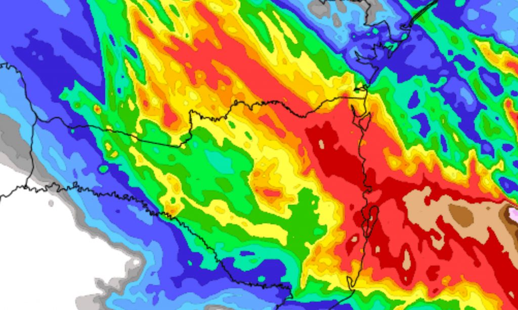 Baixa fria avança nesta terça com chuva em áreas com rios altos