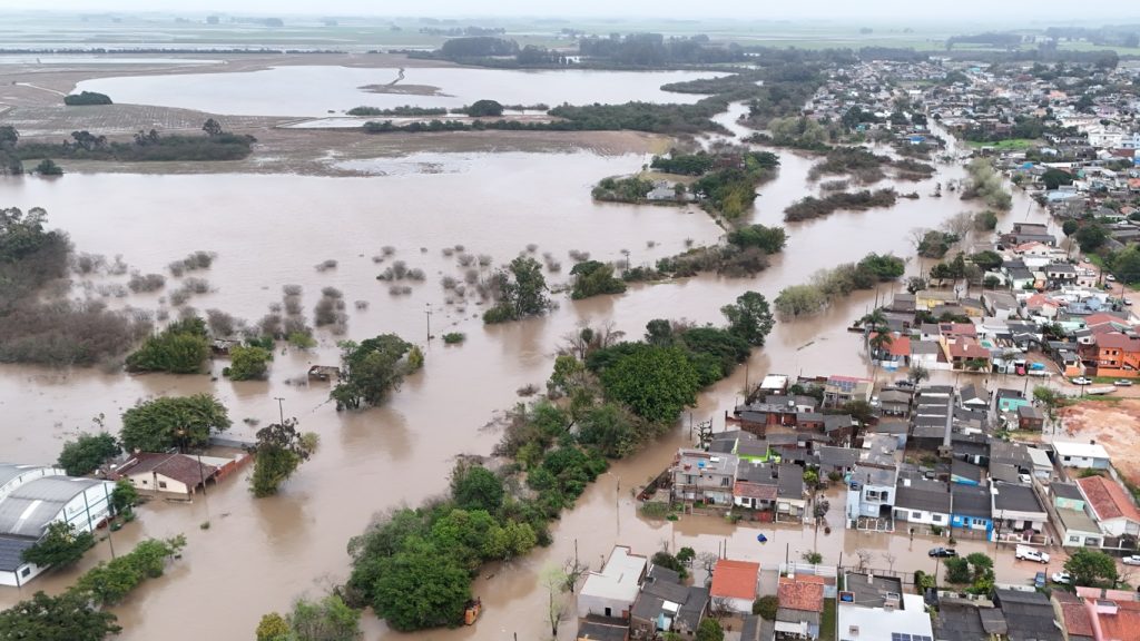 Enchente alaga milhares de casas no Sul do Rio Grande do Sul