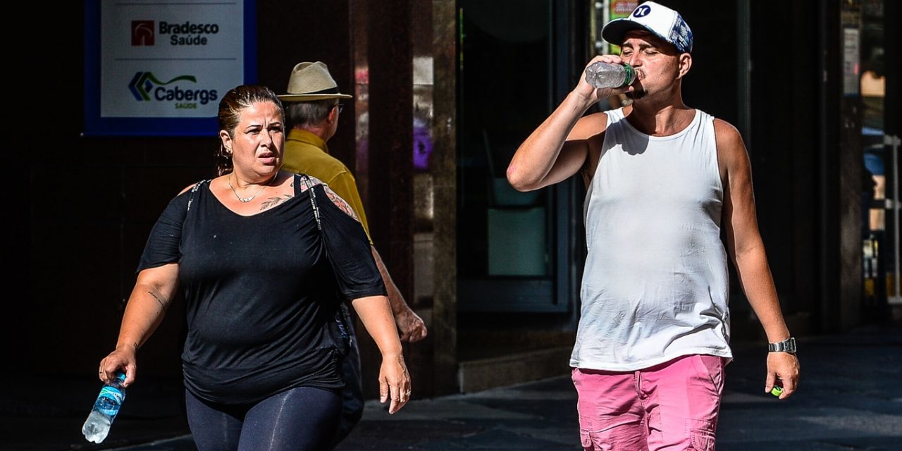 <span class="entry-title-primary">Porto Alegre atinge 30ºC pela primeira vez desde maio em sábado abafado</span> <h2 class="entry-subtitle">Temperatura neste sábado de calor atingiu pela primeira vez neste inverno a marca de 30ºC em Porto Alegre </h2>
