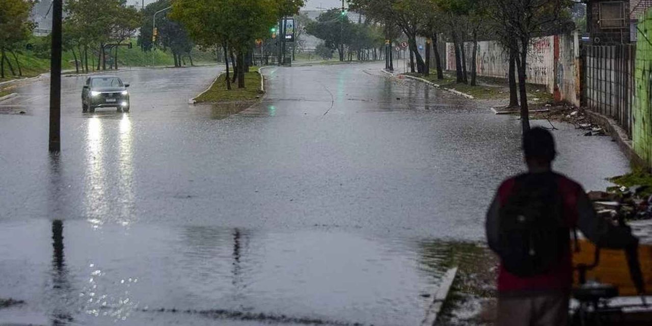 <span class="entry-title-primary">Chuva passa de 100 mm e volta a ganhar força nesta segunda-feira</span> <h2 class="entry-subtitle">Chuva volta a ganhar força sobre o Rio Grande do Sul nesta segunda-feira e pode vir com trovoadas e granizo isolado </h2>