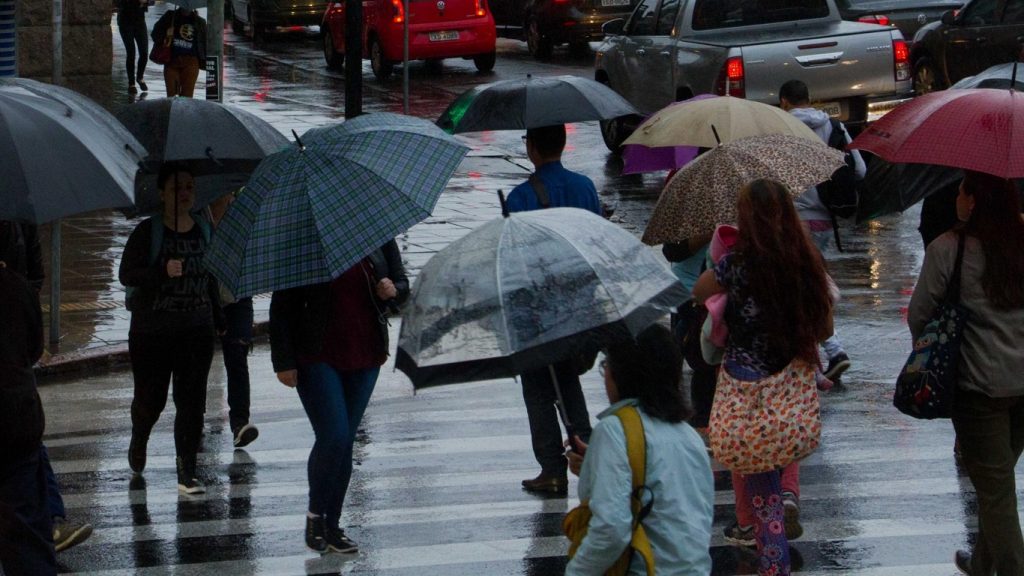 Chuva persiste ainda por algumas horas e trégua será breve