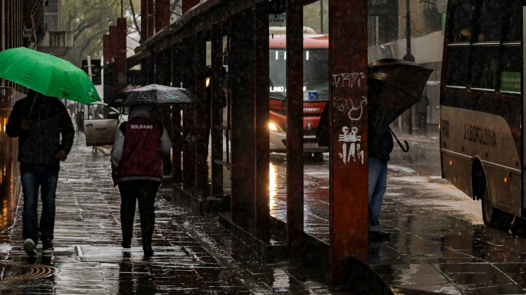 Chuva segue, passa de 200 mm no interior e de 100 mm em Porto Alegre