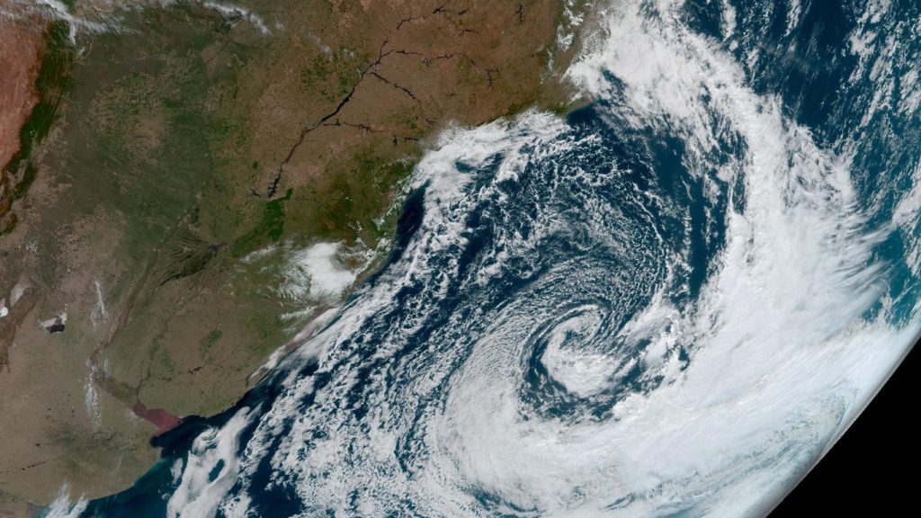 Ciclone na costa garante começo de semana com sol, frio e geada