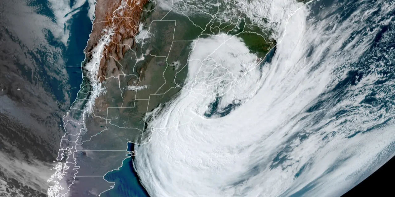 <span class="entry-title-primary">Ciclone que trouxe vento se afasta e ar quente com instabilidade se aproxima</span> <h2 class="entry-subtitle">Ciclone que trouxe muito vento se afasta enquanto ar quente que trará chuva e temporais isolados se aproxima </h2>