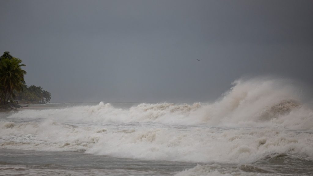 Furacão Erin avança pelo Caribe com vento de 200 km/h e ondas enormes