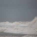 Furacão Erin avança pelo Caribe com vento de 200 km/h e ondas enormes