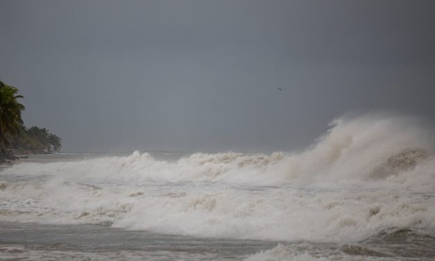 Furacão Erin avança pelo Caribe com vento de 200 km/h e ondas enormes