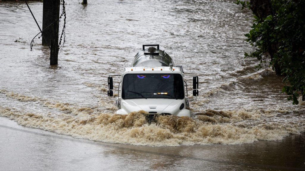 Furacão Erin traz inundações no Caribe e gera alertas em praias dos EUA