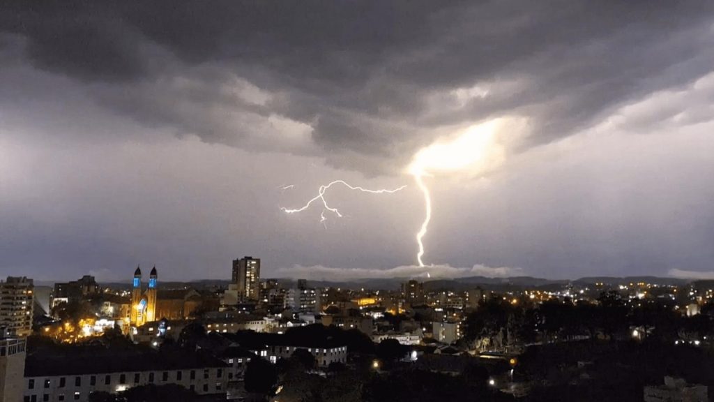 Frente fria muda o tempo no fim de semana com chuva, vento e temporais