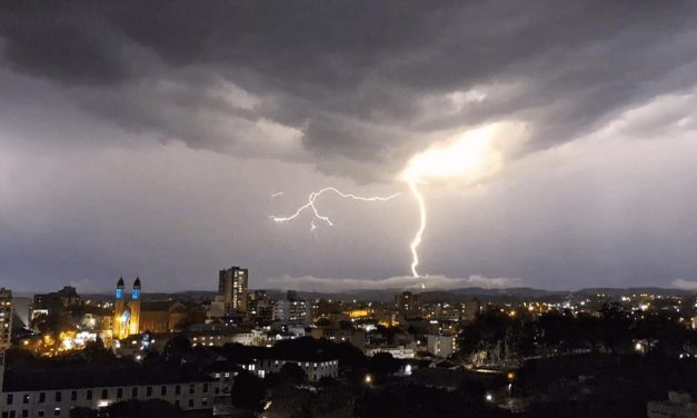 Frente fria muda o tempo no fim de semana com chuva, vento e temporais