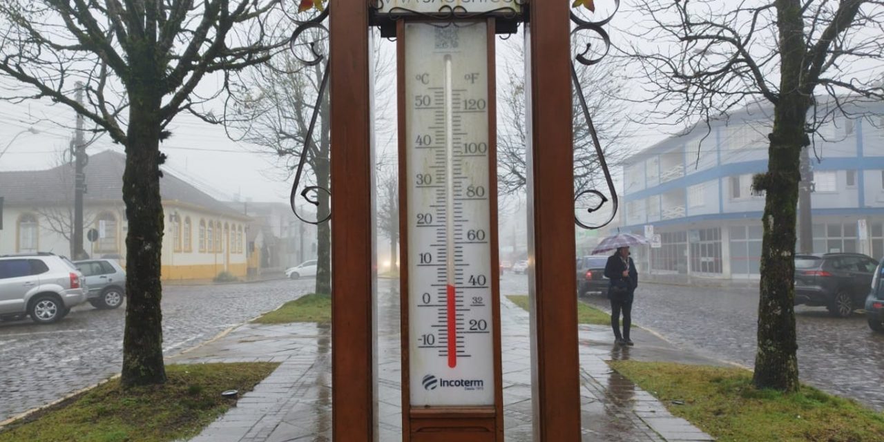 <span class="entry-title-primary">Fim de semana de gelo terá mínimas negativas, geada e chance de neve</span> <h2 class="entry-subtitle">Massa de ar frio de origem polar trará geada em vários estados e pode provocar queda de neve no Sul do Brasil </h2>