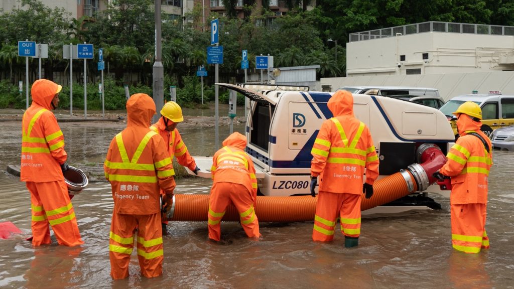 Chuva extrema paralisa Hong Kong com recorde diário desde 1884