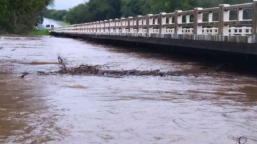 Chuva excessiva provoca bloqueio de ponte na BR-290