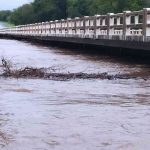 Chuva excessiva provoca bloqueio de ponte na BR-290