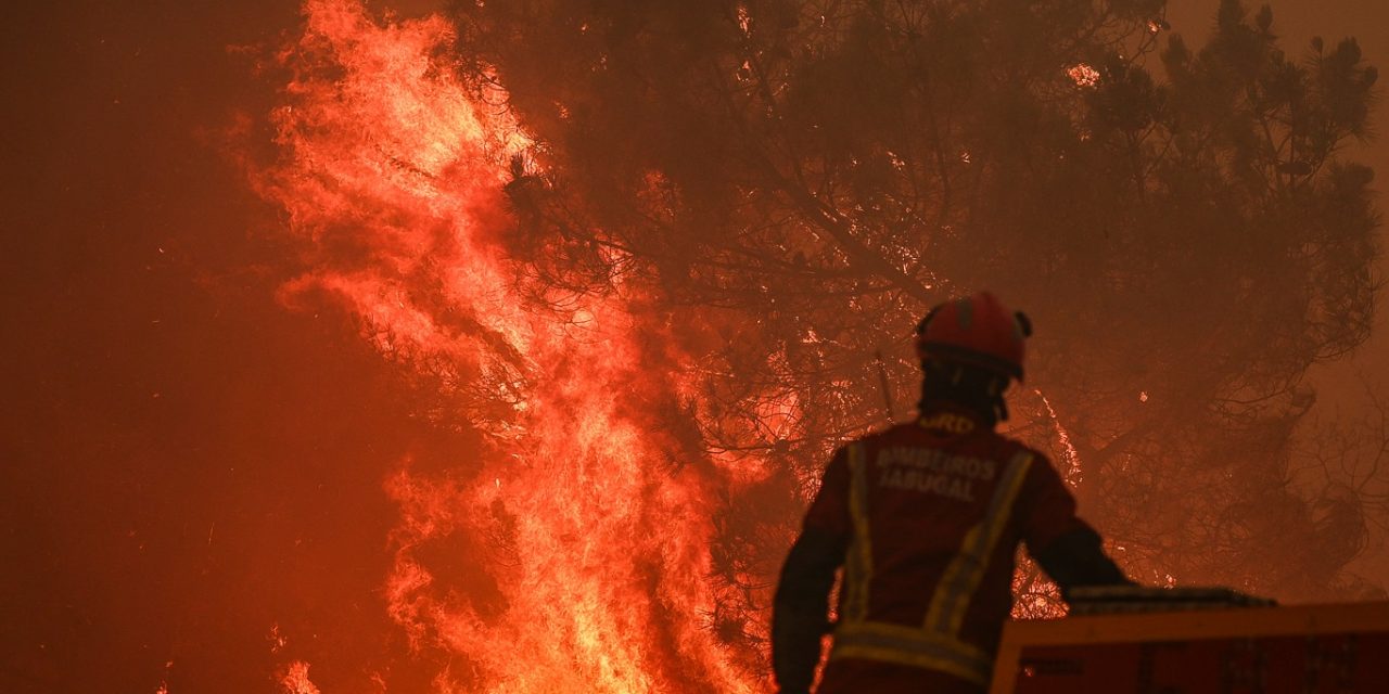 <span class="entry-title-primary">Portugal em alerta após controlar pior incêndio florestal de sua história</span> <h2 class="entry-subtitle">Mês de agosto está sendo marcado por grandes incêndios florestais sob calor extremo em Portugal e na Espanha </h2>