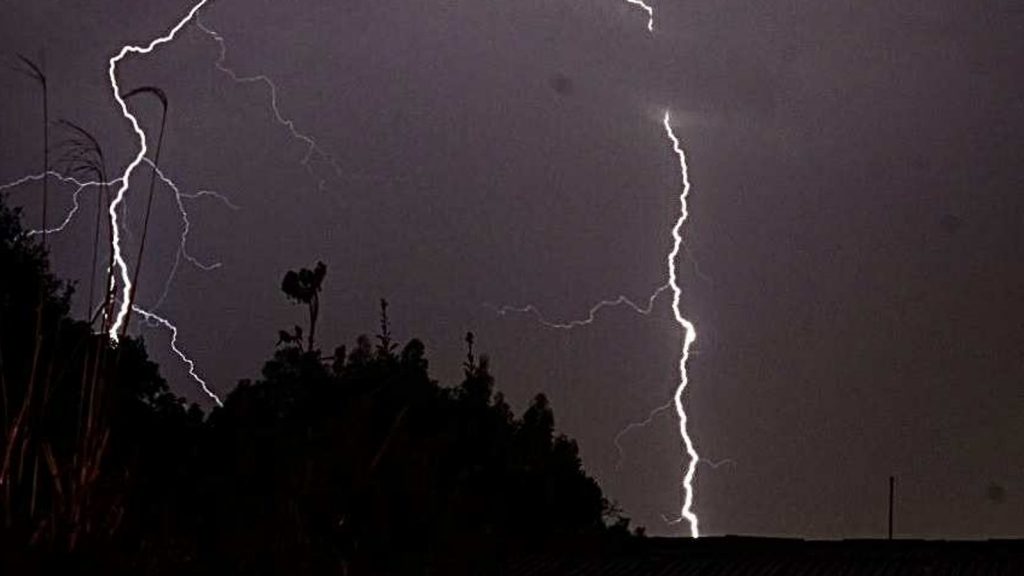 Tempestades vão continuar com frente quente em dia de tempo severo