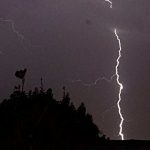 Tempestades vão continuar com frente quente em dia de tempo severo