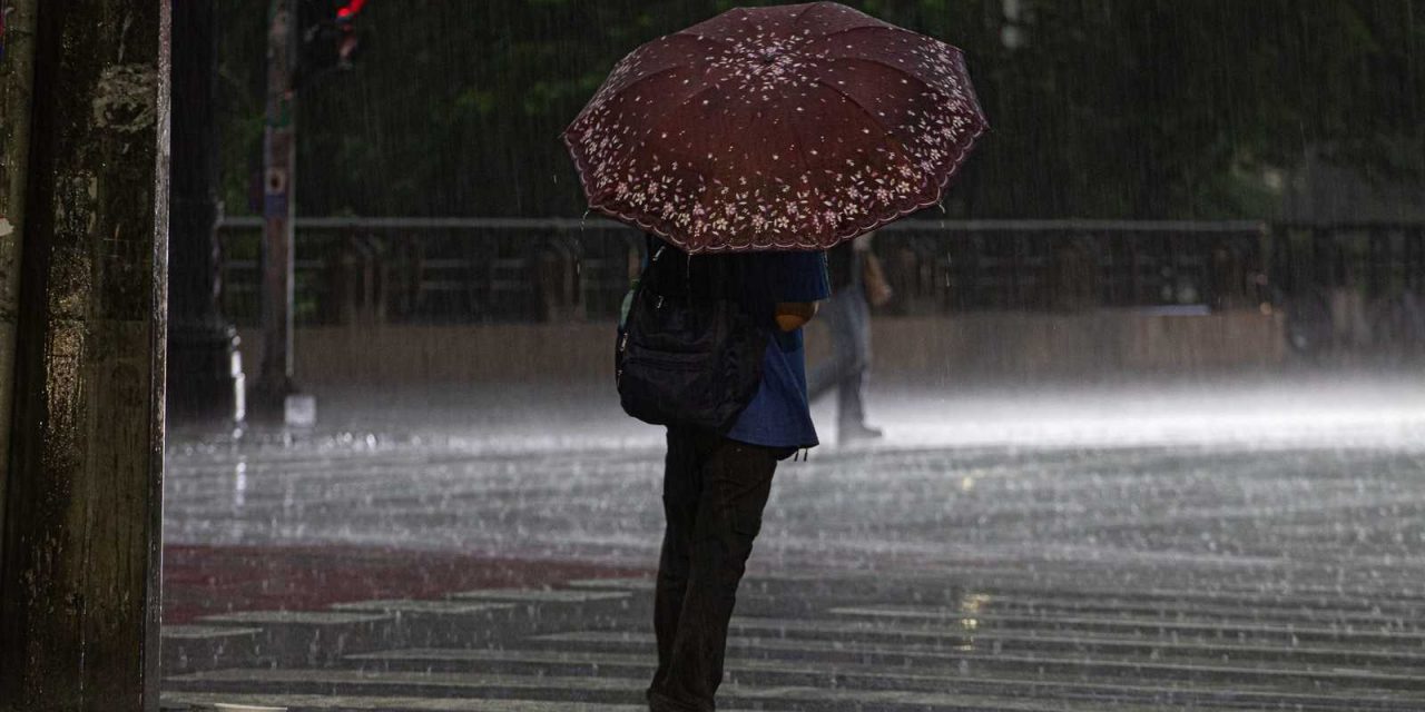 <span class="entry-title-primary">Chuva avança por São Paulo, Rio de Janeiro e Minas Gerais</span> <h2 class="entry-subtitle">Chuva atinge várias cidades de São Paulo, Rio de Janeiro e Minas Gerais entre sexta-feira e o sábado com instabilidade no Sudeste </h2>